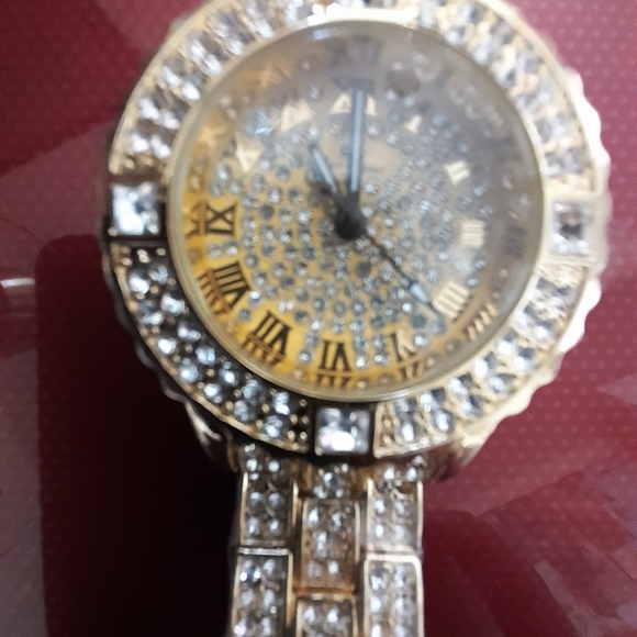 Nwot Bling Sparkle Rhinestone Goldtone watch - Picture 5 of 8